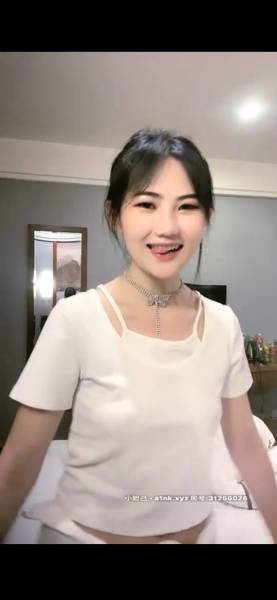 长相甜美妹子【羞羞的蓓蕾】自摸诱惑高潮出水，喷水弄湿座椅【1.78G】