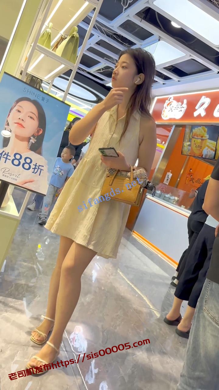 KFC 靓女运动完换长裙逛街·后背都晒黑了·白色内内前后CD 图 03