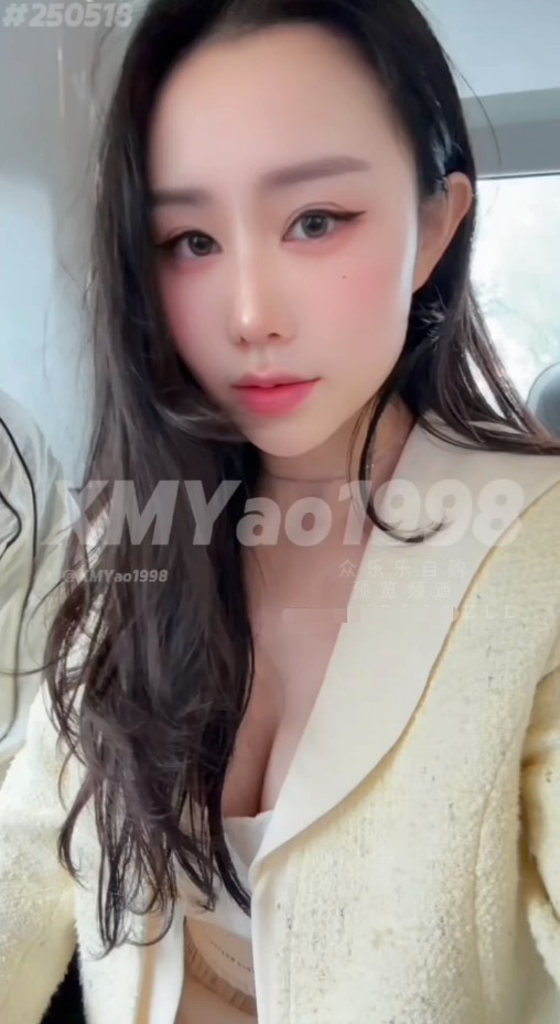推特性爱大师95后绿帽情侣美腿女王「汐梦瑶」《公交车露出打飞机》在对面阿姨眼皮子底下打飞机，射到高跟鞋里，再穿鞋走一圈