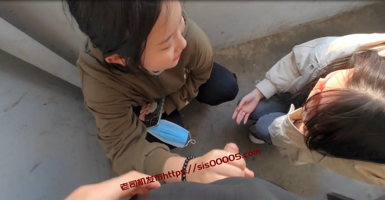 视角和画质一流 中途还有人上下楼梯 现在的学生这么玩的这么嗨吗