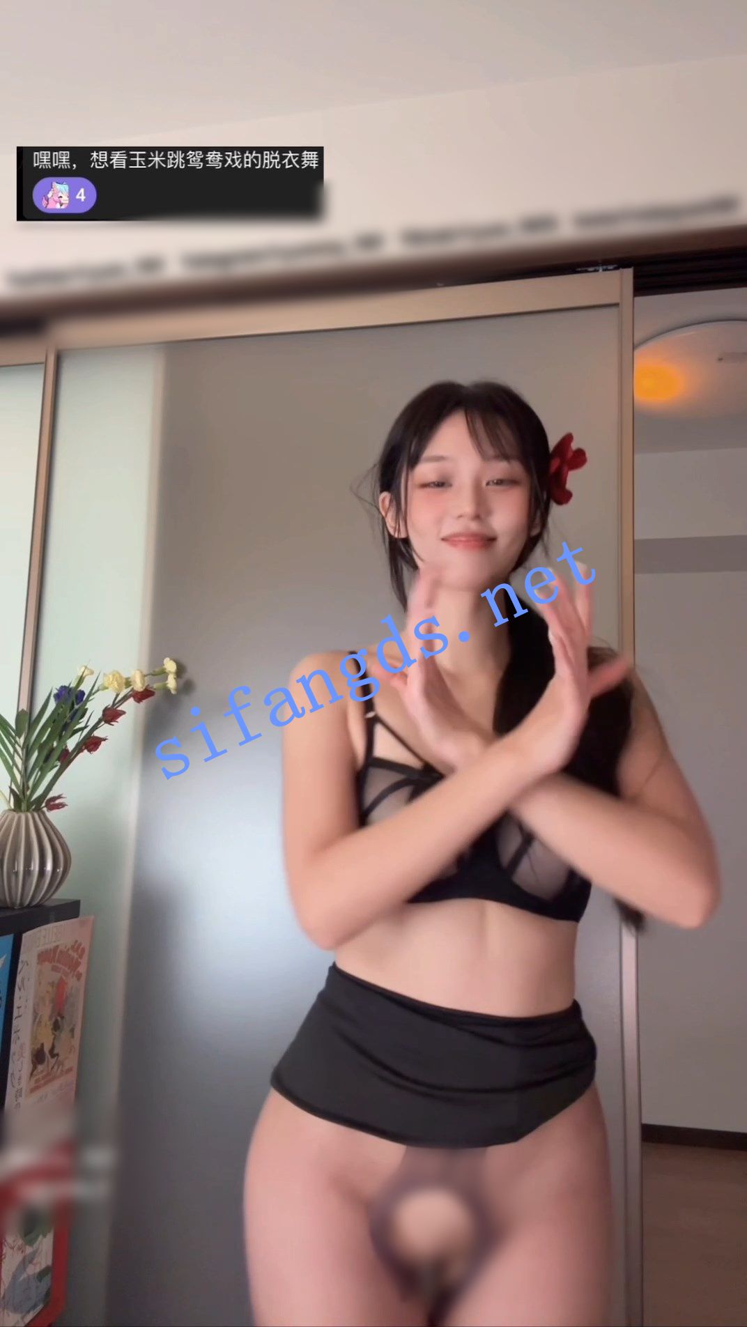 推特裸舞小美女 玉米yum_707 裸舞开档丝 旗袍小烧米鸳鸯戏 图 01