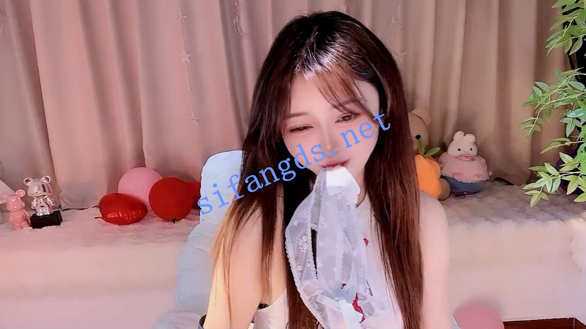 Tang_bao 尤物御姐~激情裸舞诱惑~跳蛋狂震 图 01