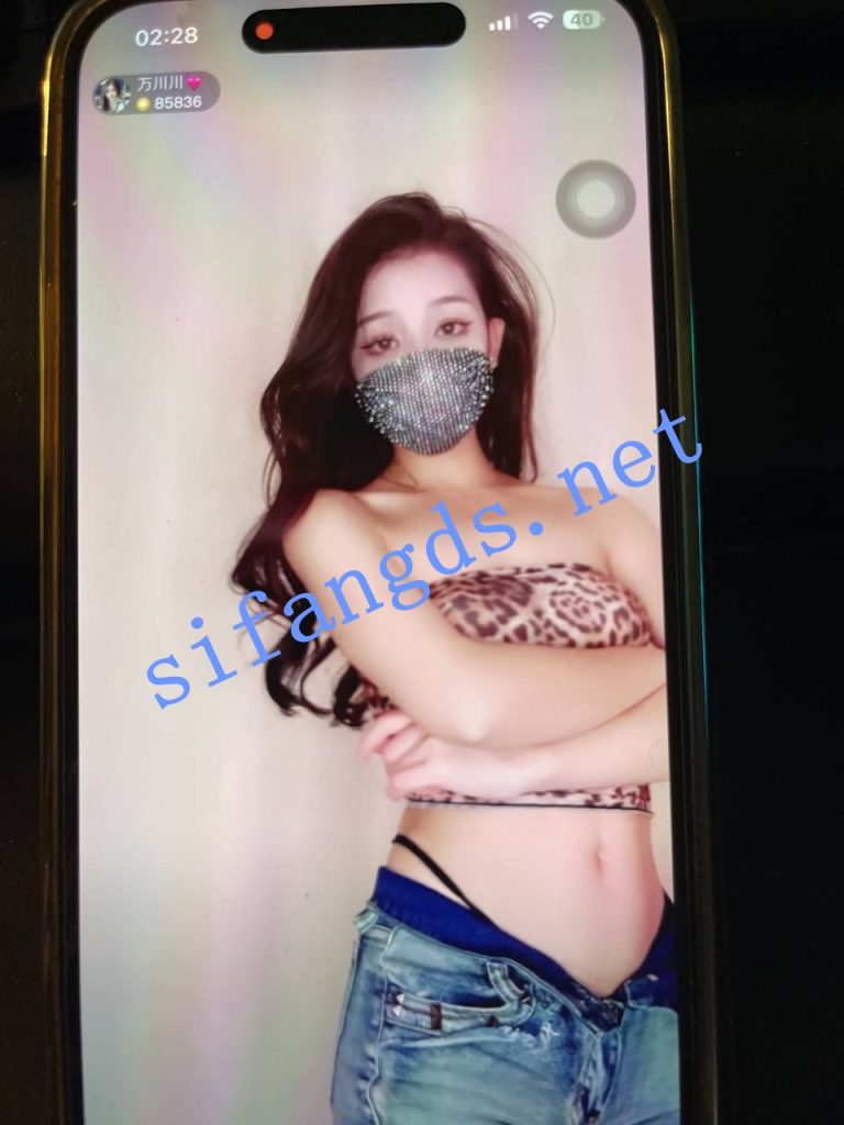 【花椒 万川川】大尺度露奶骚舞一对一 完美身材 极限诱惑【1V】【555M】