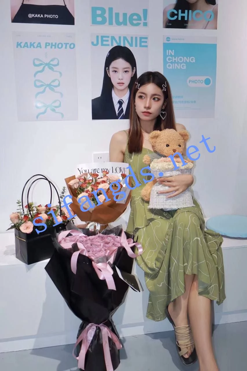 ✅ 极品厕拍 商场卫生间偷拍花店老板娘尿尿 附艺术照 图 05