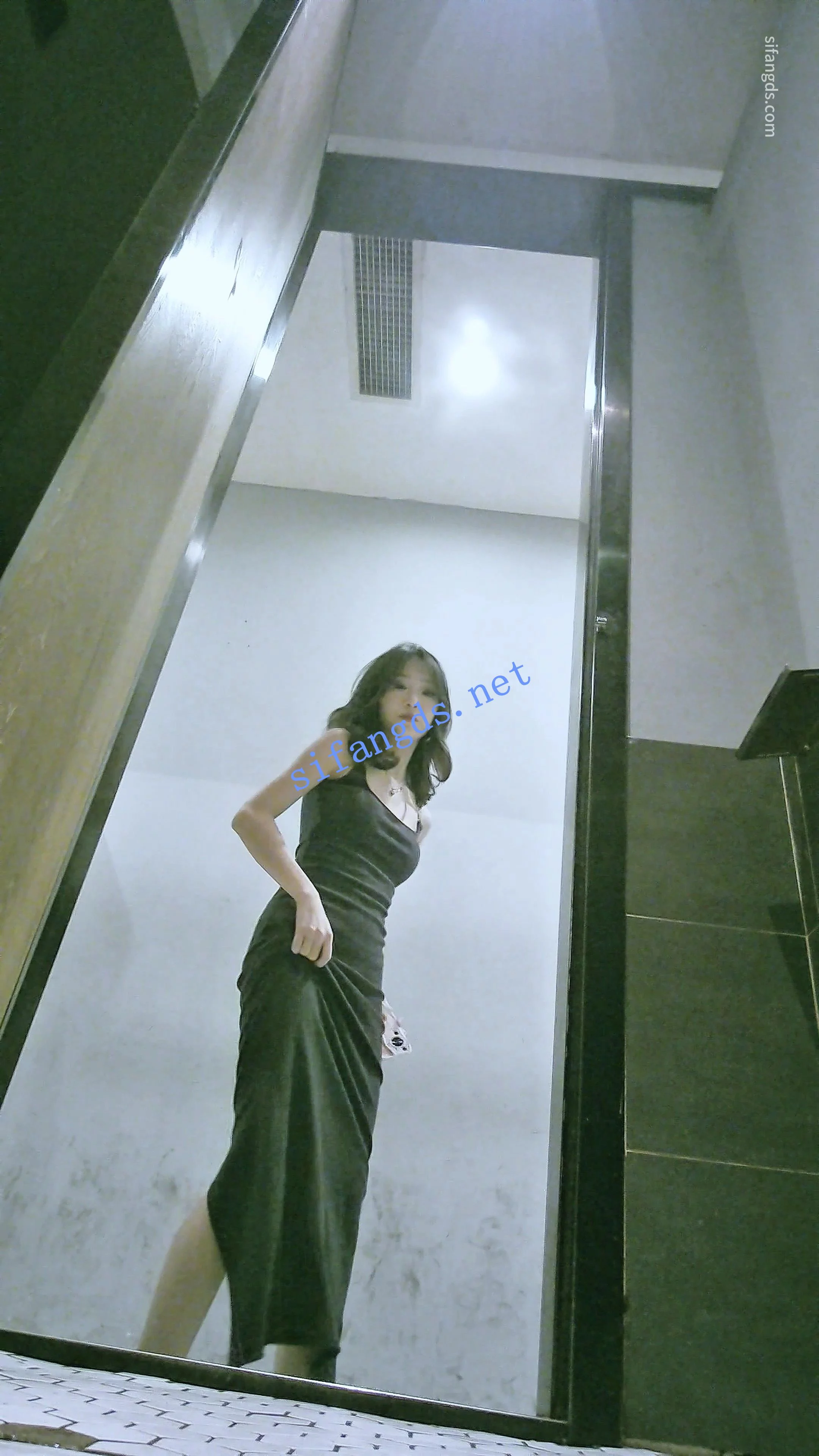 ✅【厕拍】后拍极品身材网红气质大波浪黑色连衣裙美女
