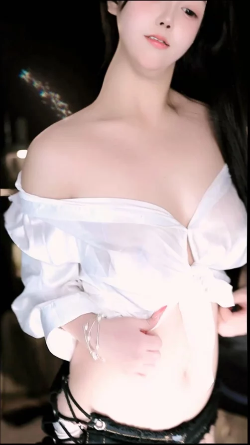 来秀 A小虎牙 牛逼了 白色衬衫先凸奶头后直接漏奶头5v#1 图 02