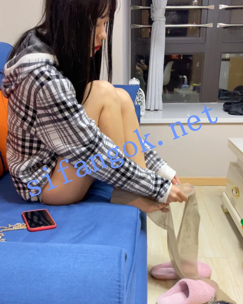 清纯反差小美女白衬衫黑丝足交炮机实录 穿上黑丝足交榨精 图 15