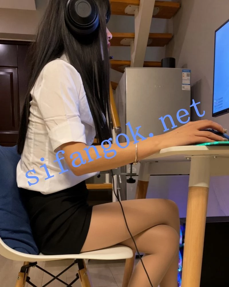 清纯反差小美女白衬衫黑丝足交炮机实录 穿上黑丝足交榨精 图 18