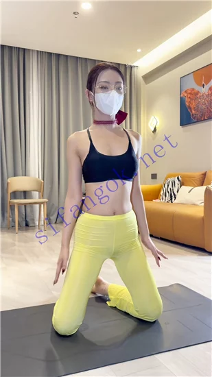 抖音眼镜御姐 白玉花 制服丝袜写真系列 无内丝自慰器合集 图 07